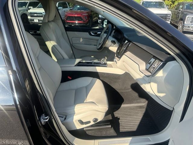 2023 Volvo XC60 B5 Plus Dark Theme