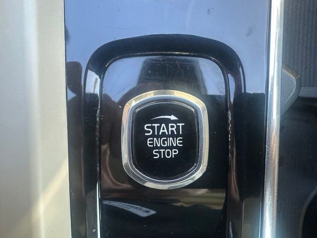 2023 Volvo XC60 B5 Plus Dark Theme