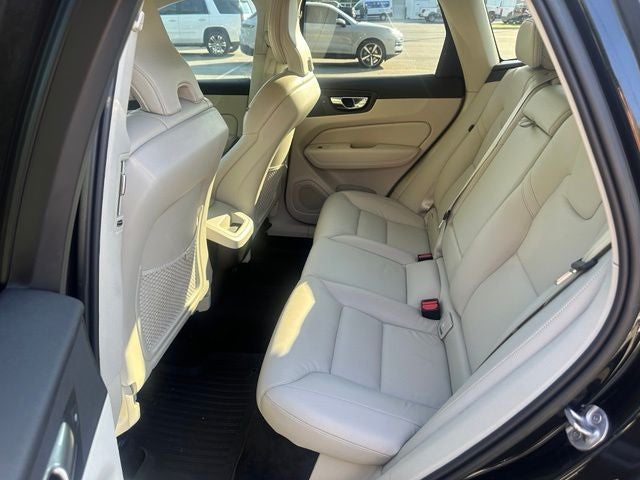 2023 Volvo XC60 B5 Plus Dark Theme